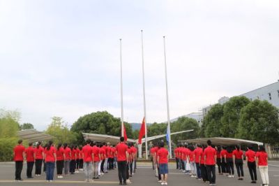 迎国庆 铭初心 2003网站太阳集团医药举行国庆升旗宣誓仪式